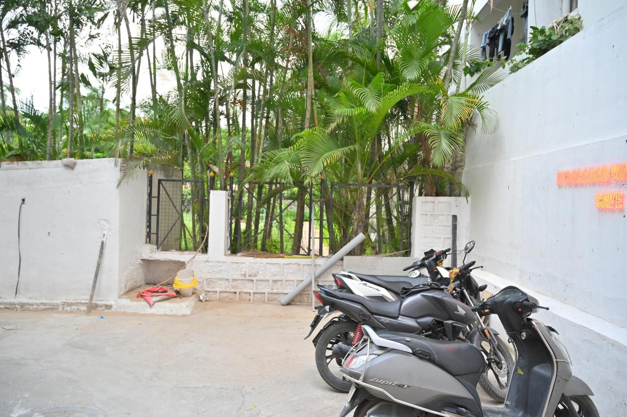 Hyderabad Wanderers Cave Hotel Ngoại thất bức ảnh